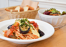 本日のパスタ+サラダ+パン