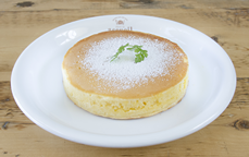 アクイーユパンケーキメイプルシロップとフレッシュバター